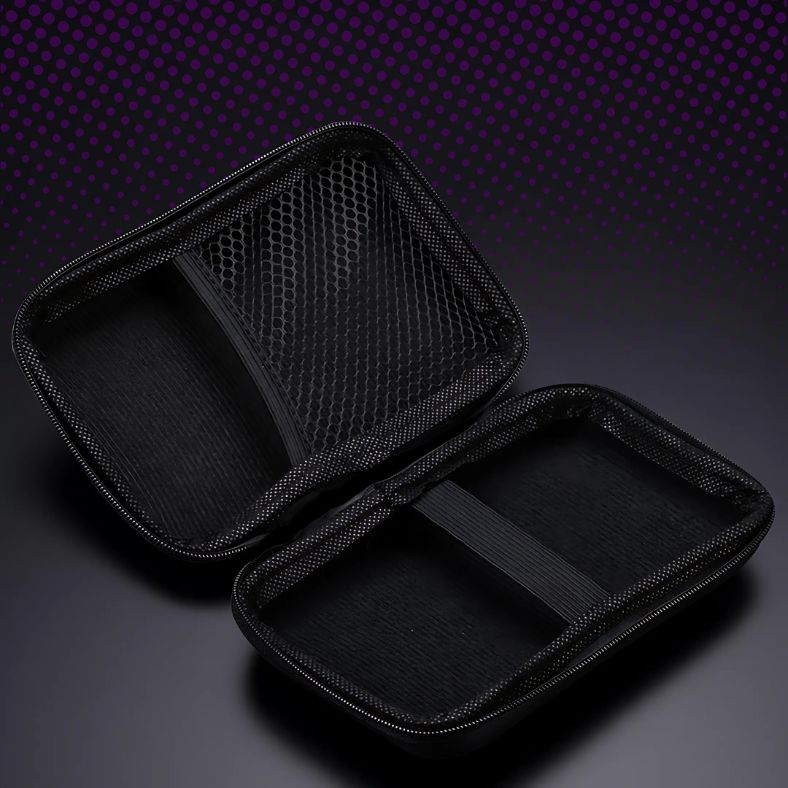 Binnenkant van de PixelPlay™ Legends opbergcase op Inicala.nl – met elastische band en gaasvak voor veilige opslag van console, kabels en accessoires. Ideaal voor onderweg of thuisgebruik.