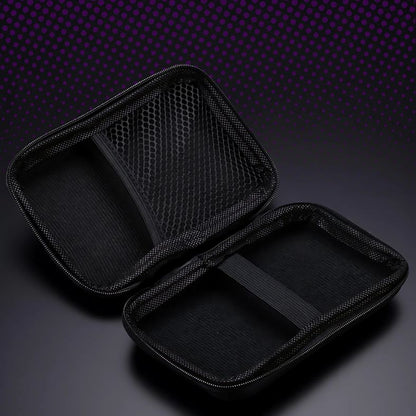 Binnenkant van de PixelPlay™ Legends opbergcase op Inicala.nl – met elastische band en gaasvak voor veilige opslag van console, kabels en accessoires. Ideaal voor onderweg of thuisgebruik.