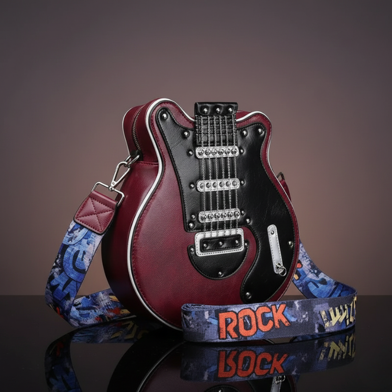 Bordowa Guitarista™ – Torebka Crossbody w kształcie gitary z czarnym frontem i połyskującymi łańcuszkami, na ciepłym tle studyjnym, produkt Inicala.pl