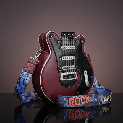 Bordowa Guitarista™ – Torebka Crossbody w kształcie gitary z czarnym frontem i połyskującymi łańcuszkami, na ciepłym tle studyjnym, produkt Inicala.pl