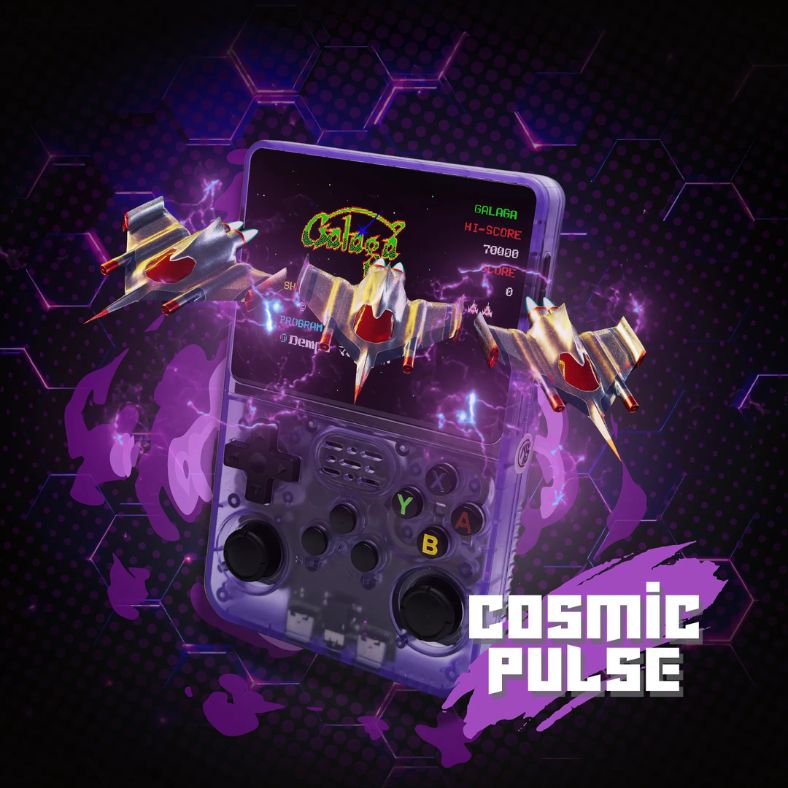 Cosmic Pulse retro handheld gameconsole met Galaga op het scherm en sci-fi jets, paarse transparante behuizing – verkrijgbaar via Inicala.nl.