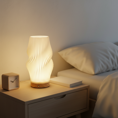 Designerska lampa LumaForma™ z Inicala.pl na stoliku nocnym – delikatne światło podkreśla elegancję wnętrza i zapewnia relaks.