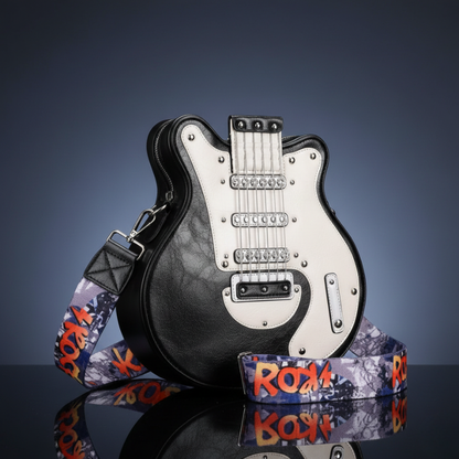 Guitarista™ – Torebka Crossbody w kształcie gitary, czarno-biały model z paskiem ROCK, elegancko sfotografowany na ciemnym tle, produkt Inicala.pl