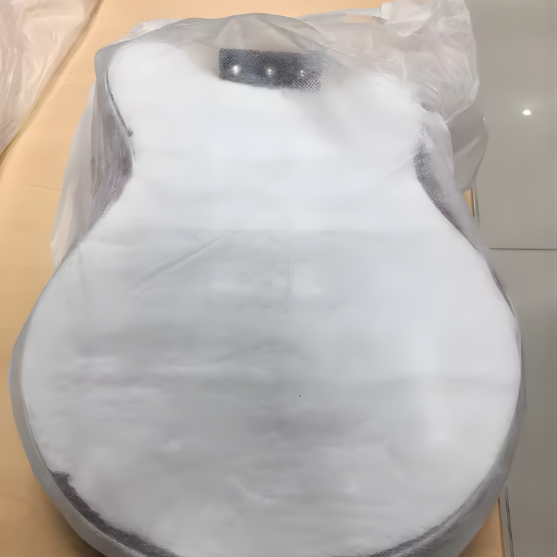 Guitarista torebka crossbody z Inicala.pl zapakowana w przezroczysta ochronna folie na blacie gotowa do bezpiecznej wysylki do klienta