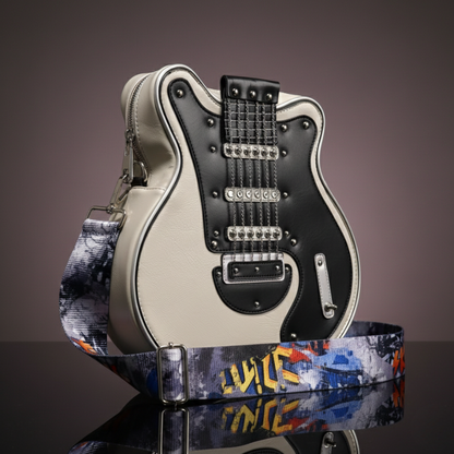Jasna Guitarista™ – Torebka Crossbody w odcieniu kremowym z czarnym frontem gitary i paskiem ROCK, zaprezentowana na studyjnym tle, produkt Inicala.pl