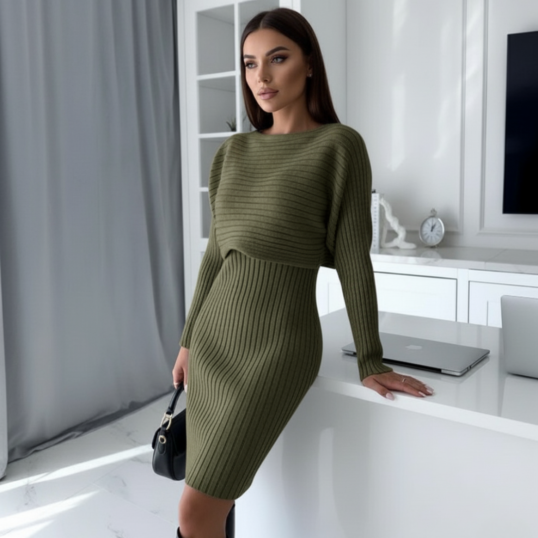 Kobieta w zielonym zestawie Kitana™ Femme Luxe Set z Inicala.pl – stylowy, prążkowany komplet 2w1 podkreśla figurę i nadaje francuską elegancję na co dzień.