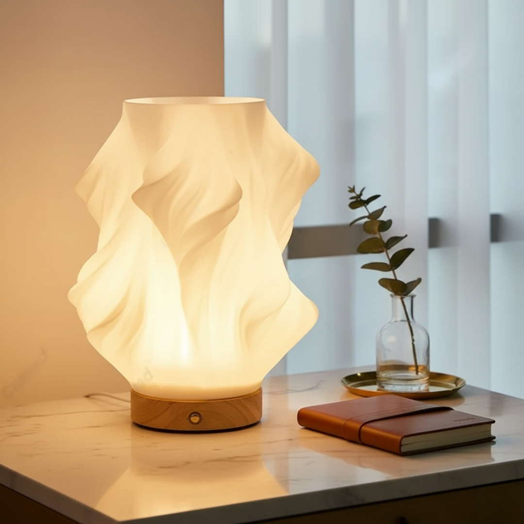 Lampa LumaTwist™ z Inicala.pl na marmurowym blacie – eleganckie światło i organiczny kształt dodają wnętrzu klasy i spokoju.