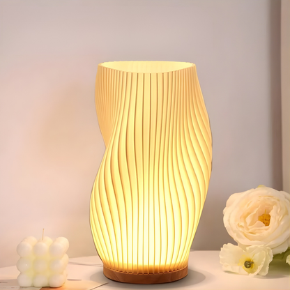 LumaForma™ z Inicala.pl – elegancka, rzeźbiona lampa LED z ciepłym światłem, idealna do dekoracji wnętrza.