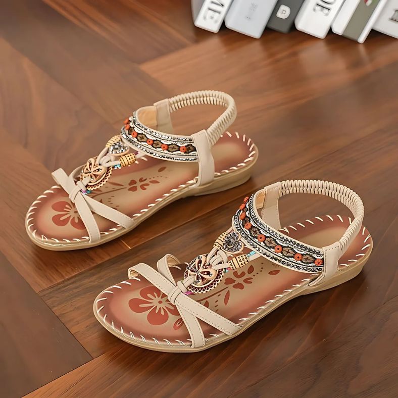 Lunabella™ – Boho Vlinder Sandalen met Comfortzool in de kleur Kokoscrème van Inicala.nl, met verfijnde details, elastische band en zachte zool – een stijlvolle keuze voor moeiteloos comfort en zomerse flair.