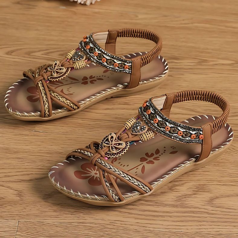 Lunabella™ – Boho Vlinder Sandalen met Comfortzool in de kleur Sahara Soul van Inicala.nl, met gevlochten details, sierkralen en zachte zool, gefotografeerd op houten vloer – perfect voor stijlvol en comfortabel zomers l