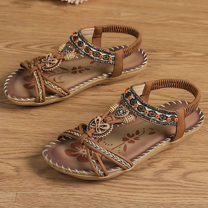 Lunabella™ – Boho Vlinder Sandalen met Comfortzool in de kleur Sahara Soul van Inicala.nl, met gevlochten details, sierkralen en zachte zool, gefotografeerd op houten vloer – perfect voor stijlvol en comfortabel zomers l