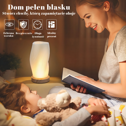 Mama czyta dziecku bajkę przy świetle LumaForma™ z Inicala.pl – bezpieczne, ciepłe oświetlenie i idealny prezent do domu.