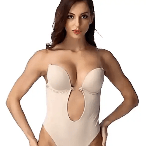 Modelka w beżowym body Mileena Secret™ z Inicala.pl – bezszwowa bielizna modelująca z głębokim dekoltem, zapewniająca efekt push-up i niewidoczne dopasowanie pod sukienką