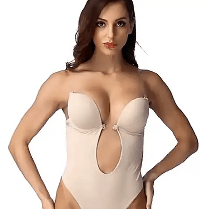 Modelka w beżowym body Mileena Secret™ z Inicala.pl – bezszwowa bielizna modelująca z głębokim dekoltem, zapewniająca efekt push-up i niewidoczne dopasowanie pod sukienką