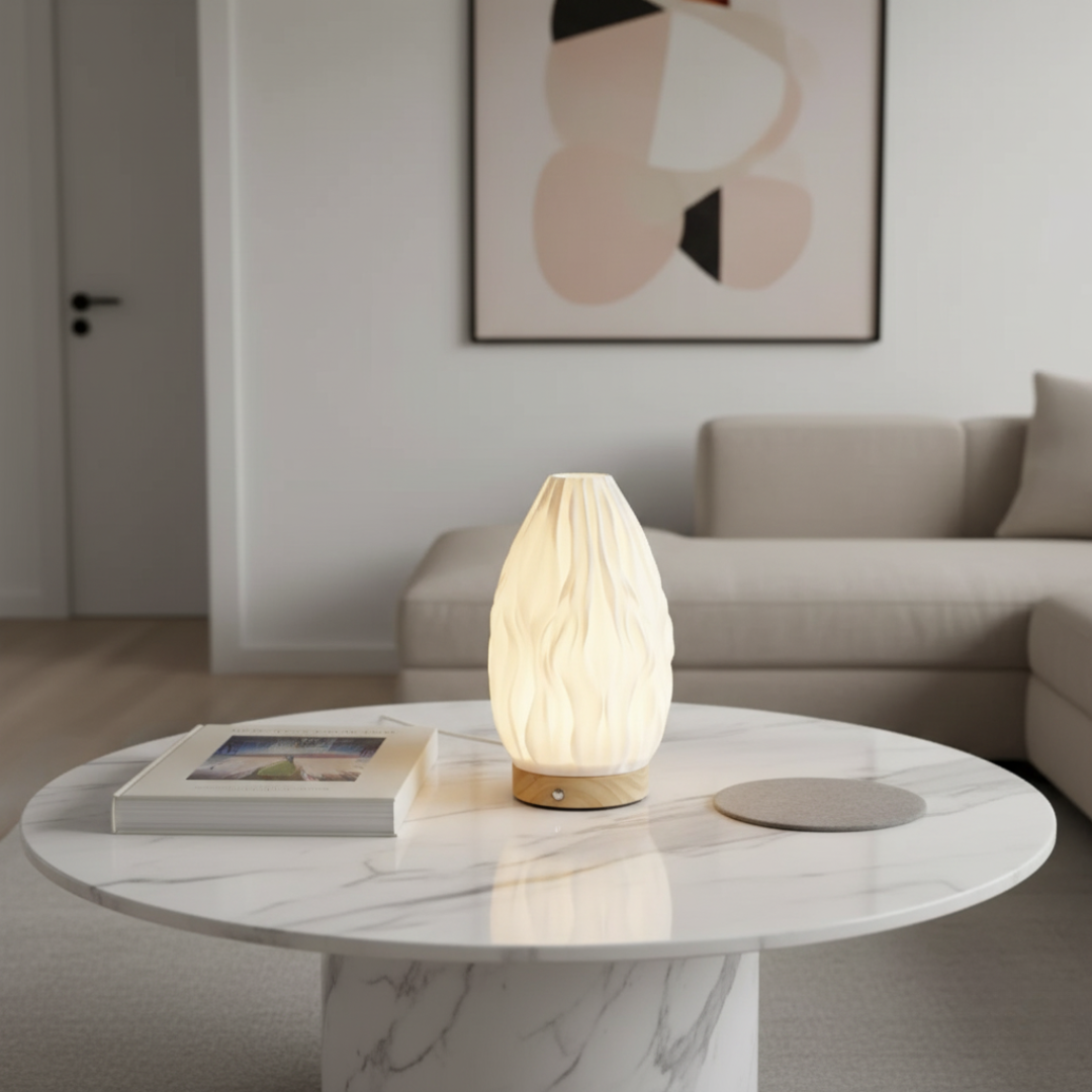 Nowoczesna lampa LumaForma™ z Inicala.pl na marmurowym stoliku – eleganckie, rzeźbione światło rozświetla salon.