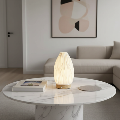 Nowoczesna lampa LumaForma™ z Inicala.pl na marmurowym stoliku – eleganckie, rzeźbione światło rozświetla salon.