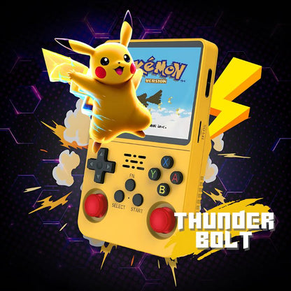PixelPlay™ Legends draagbare gameconsole in het geel, met Pokémon-game op het scherm en Pikachu die eruit springt – te koop via Inicala.nl.
