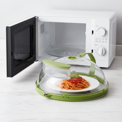 Pokrywka Steamify™ z Inicala.pl w mikrofalówce nad talerzem spaghetti – podgrzewanie bez pryskania sosu, czysta kuchenka i idealnie ciepły posiłek w kilka minut