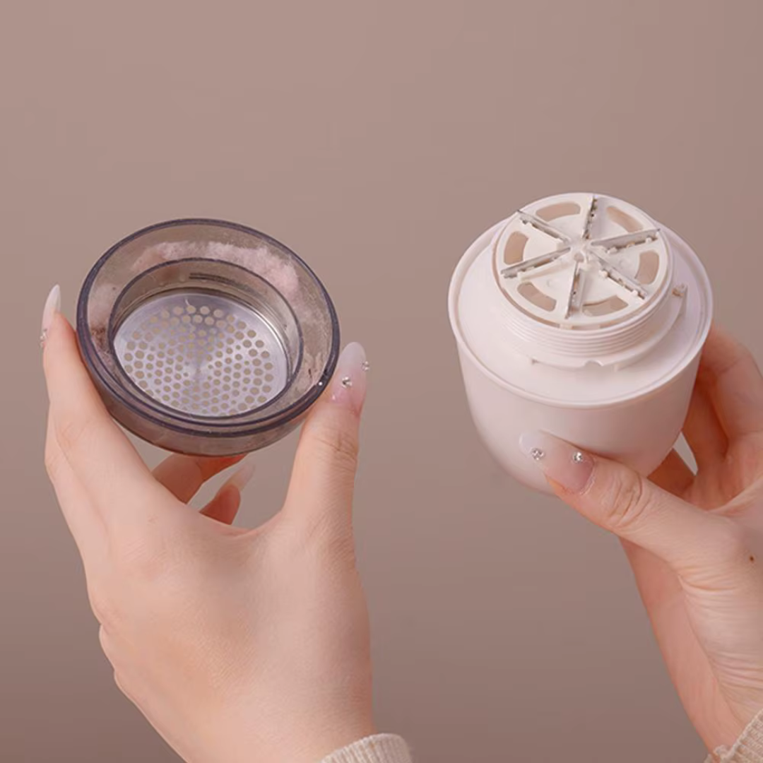 Ręce trzymające rozłożony Fuzora™ z Inicala.pl – widoczne ostrza i pojemnik na kłaczki, łatwy do czyszczenia trymer do ubrań