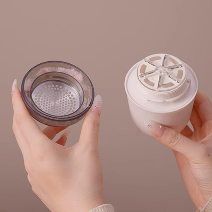 Ręce trzymające rozłożony Fuzora™ z Inicala.pl – widoczne ostrza i pojemnik na kłaczki, łatwy do czyszczenia trymer do ubrań