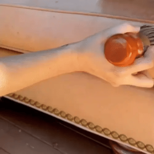 Ręka nakłada EcoSage™ – krem do mebli z Inicala.pl na drewnianą powierzchnię; natychmiastowe odświeżenie, połysk i ochrona drewna przed wysuszeniem