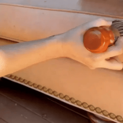 Ręka nakłada EcoSage™ – krem do mebli z Inicala.pl na drewnianą powierzchnię; natychmiastowe odświeżenie, połysk i ochrona drewna przed wysuszeniem