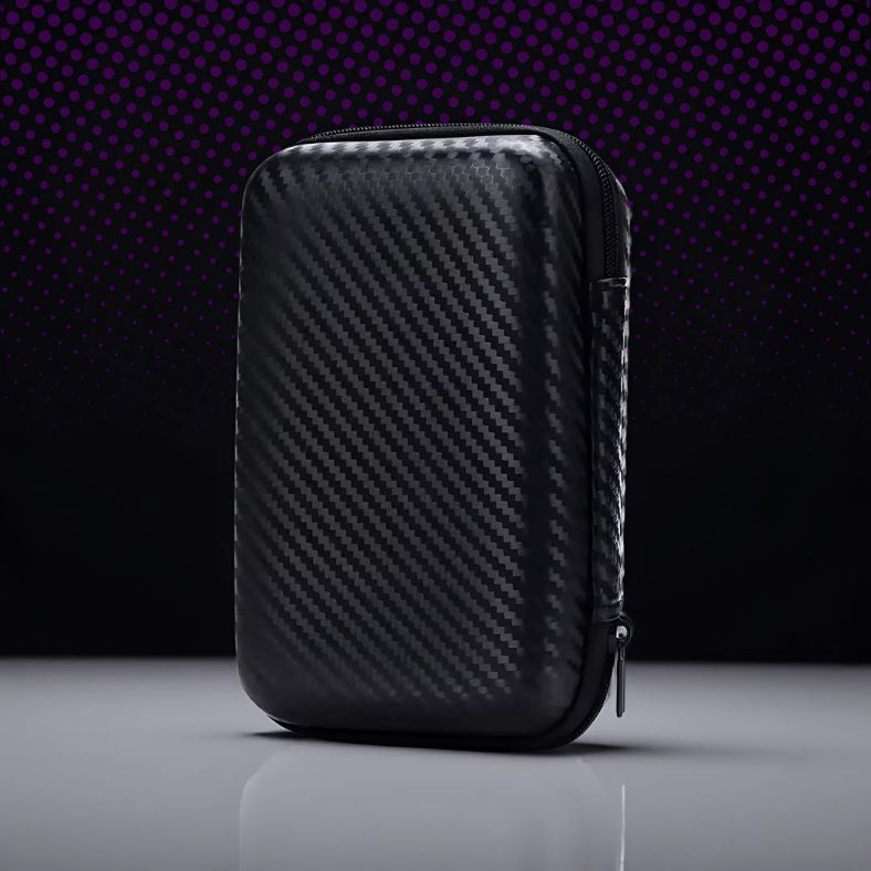 Stevige opbergcase voor PixelPlay™ Legends van Inicala.nl, met een stijlvol carbon design – ideaal voor het veilig meenemen en beschermen van je draagbare gameconsole.