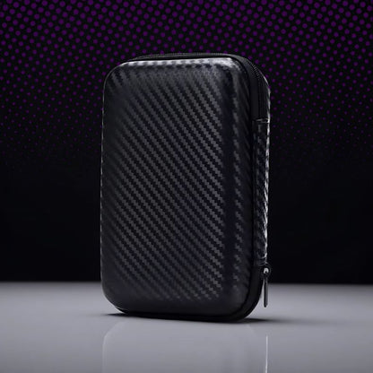 Stevige opbergcase voor PixelPlay™ Legends van Inicala.nl, met een stijlvol carbon design – ideaal voor het veilig meenemen en beschermen van je draagbare gameconsole.