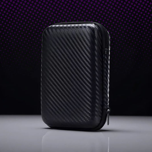 Stevige opbergcase voor PixelPlay™ Legends van Inicala.nl, met een stijlvol carbon design – ideaal voor het veilig meenemen en beschermen van je draagbare gameconsole.