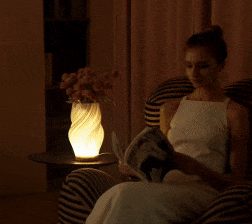 Subtelne światło lampy LumaForma™ z Inicala.pl wprowadza spokój i elegancję – idealne do wieczornego relaksu z książką.