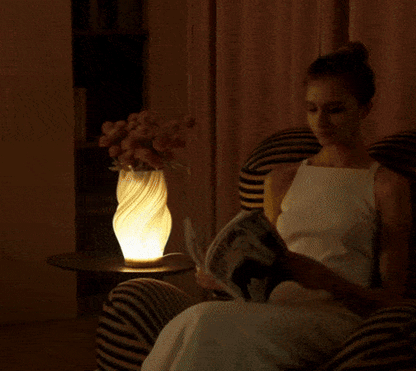 Subtelne światło lampy LumaForma™ z Inicala.pl wprowadza spokój i elegancję – idealne do wieczornego relaksu z książką.