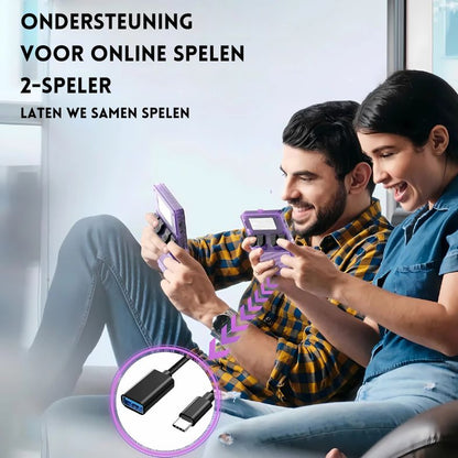 Twee mensen spelen samen op de PixelPlay™ Legends van Inicala.nl – draagbare console met 15.000 games en 2-speler ondersteuning via USB-C verbinding.