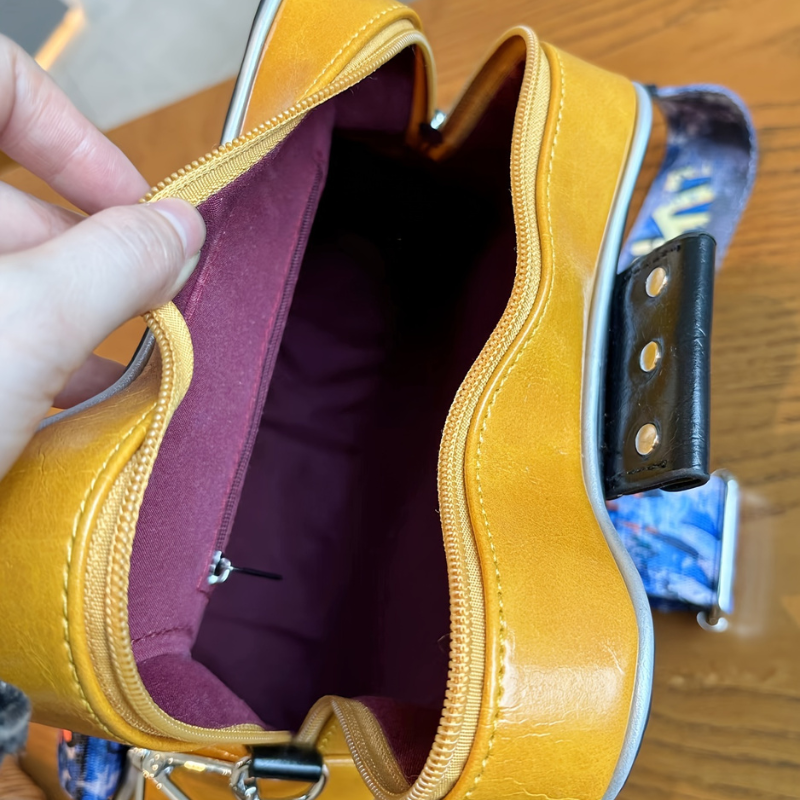Wnetrze zoltej torebki Guitarista Crossbody z Inicala.pl z szeroko otwartym zamkiem bordowa podszewka i praktyczna kieszonka na suwak gotowe na telefon portfel i drobiazgi