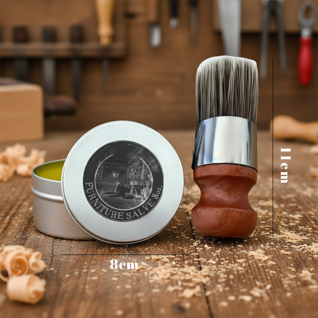 Zbliżenie produktu EcoSage™ z Inicala.pl z wymiarami – puszka 8 cm i pędzel 11 cm, idealne do codziennej pielęgnacji mebli.