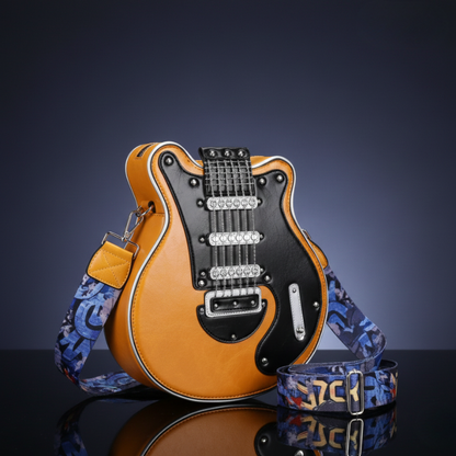 Żółta Guitarista™ – Torebka Crossbody w intensywnym musztardowym kolorze z czarnym frontem gitary i paskiem ROCK, stylowo pokazana na ciemnym tle, dostępna w Inicala.pl